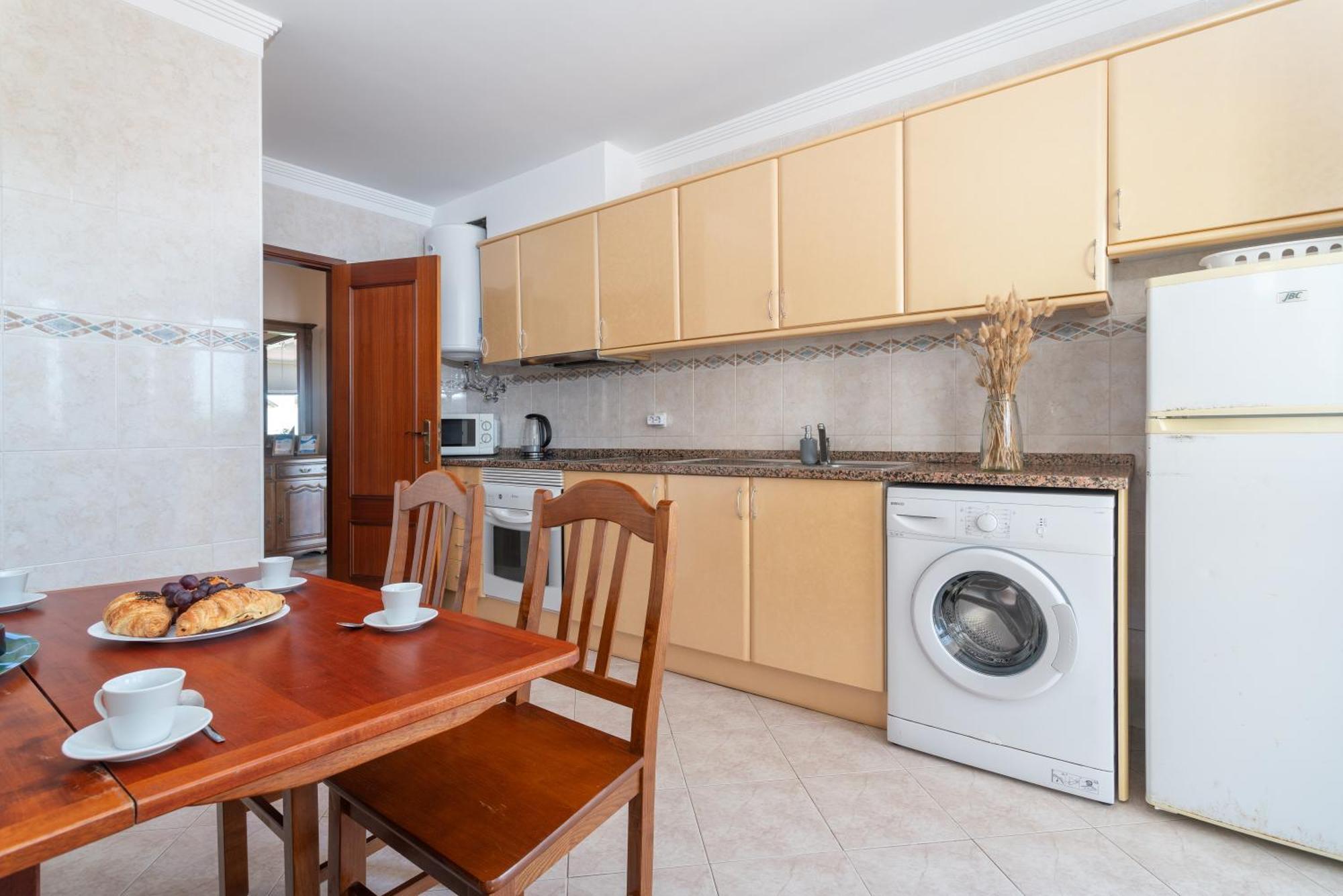 Bnb Homes Large Fully Equipped Apartment With 2 Bedrooms, Swimming Pool & Patio Albufeira Bagian luar foto